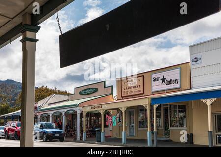 Geschäfte in der Hauptstraße (Kapanga Road) von Coromandel, Waikato, Nordinsel, Neuseeland Stockfoto
