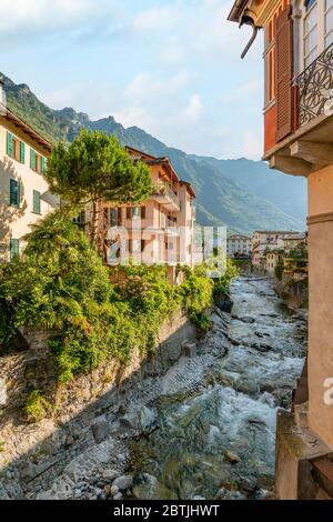 Fluss Mera in der historischen Altstadt von Chiavenna, Lombardei, Italien Stockfoto