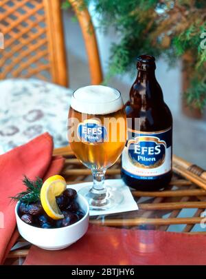 Efes Bier und Gericht mit Oliven Stockfoto