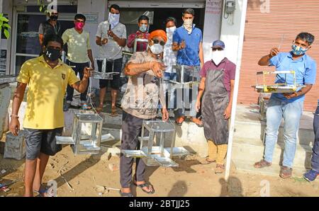 Beawar, Indien. Mai 2020. Freiwillige von Shri RAM Sena macht Vogelfutter als Wassertöpfe "Parinda" für Vögel in der Sommersaison, inmitten der laufenden landesweiten COVID-19 Sperrung, in Beawar, Rajasthan. (Foto von Sumit Saraswat/Pacific Press) Quelle: Pacific Press Agency/Alamy Live News Stockfoto