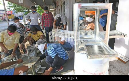 Beawar, Indien. Mai 2020. Freiwillige von Shri RAM Sena macht Vogelfutter als Wassertöpfe "Parinda" für Vögel in der Sommersaison, inmitten der laufenden landesweiten COVID-19 Sperrung, in Beawar, Rajasthan. (Foto von Sumit Saraswat/Pacific Press) Quelle: Pacific Press Agency/Alamy Live News Stockfoto