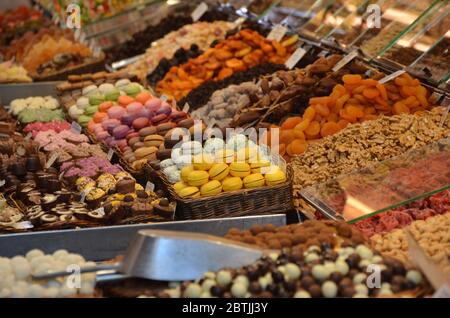 Süßes und Schokolade Stall auf dem Lebensmittelmarkt in Barcelona, Spanien, Mercado de La Boqueria. Stockfoto