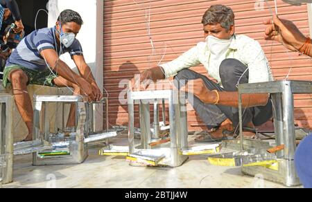 Beawar, Indien. Mai 2020. Freiwillige von Shri RAM Sena macht Vogelfutter als Wassertöpfe "Parinda" für Vögel in der Sommersaison, inmitten der laufenden landesweiten COVID-19 Sperrung, in Beawar, Rajasthan. (Foto von Sumit Saraswat/Pacific Press) Quelle: Pacific Press Agency/Alamy Live News Stockfoto