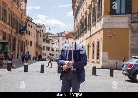 Roma, Italien. Mai 2020. Lucio Malan, Senator der Italienischen Republikvor dem Senatspalast in Rom, nachdem er die Nachricht erfahren hatte, dass der Ausschuss für Immunität des Senats die vom Gericht in Palermo beantragte Genehmigung für das Gerichtsverfahren im Zusammenhang mit dem ehemaligen Minister Matteo Salvini im Fall des Schiffes der NGO Open Arms abgelehnt hat (Foto von Matteo Nardone/Pacific Press) Quelle: Pacific Press Agency/Alamy Live News Stockfoto