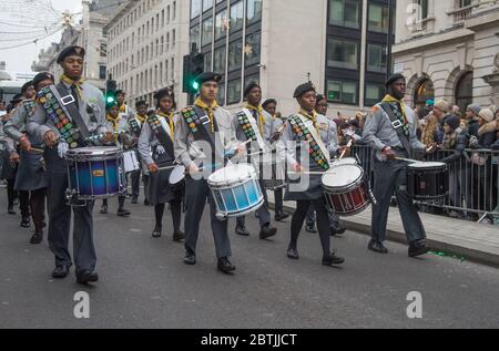 London Neujahrsparade 2020, High School Marching Band of Drummers. Stockfoto