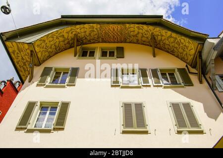 Buntes Gebäude bei Pelzgasse 1. Altstadt Aarau ist die Stadt der schön dekorierten Dachdecken, Kanton Aargau, Schweiz. Stockfoto