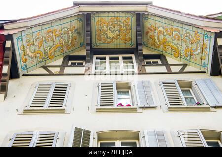 Buntes Gebäude in der Pelzgasse 15. Altstadt Aarau ist die Stadt der schön dekorierten Dachdecken, Kanton Aargau, Schweiz. Stockfoto