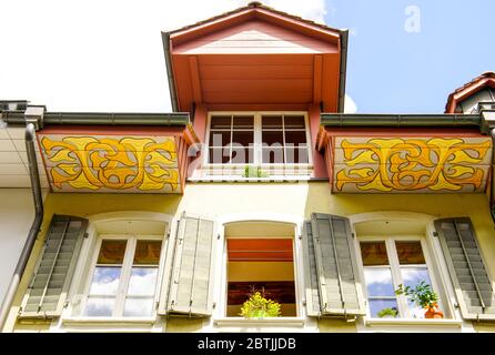 Buntes Gebäude in der Pelzgasse 11. Altstadt Aarau ist die Stadt der schön dekorierten Dachdecken, Kanton Aargau, Schweiz. Stockfoto