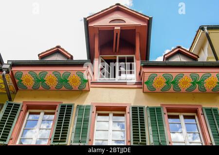 Buntes Gebäude in der Pelzgasse 13. Altstadt Aarau ist die Stadt der schön dekorierten Dachdecken, Kanton Aargau, Schweiz. Stockfoto