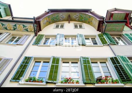 Buntes Gebäude bei Pelzgasse 8. Altstadt Aarau ist die Stadt der schön dekorierten Dachdecken, Kanton Aargau, Schweiz. Stockfoto