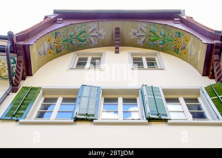 Buntes Gebäude bei Pelzgasse 8. Altstadt Aarau ist die Stadt der schön dekorierten Dachdecken, Kanton Aargau, Schweiz. Stockfoto