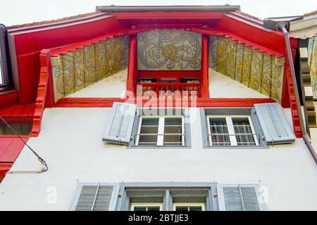 Buntes Gebäude an der Pelzgasse. Altstadt Aarau ist die Stadt der schön dekorierten Dachdecken, Kanton Aargau, Schweiz. Stockfoto