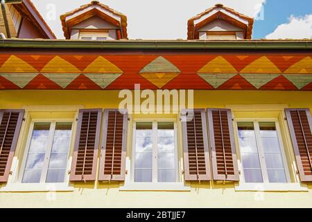 Buntes Gebäude an der Pelzgasse. Altstadt Aarau ist die Stadt der schön dekorierten Dachdecken, Kanton Aargau, Schweiz. Stockfoto