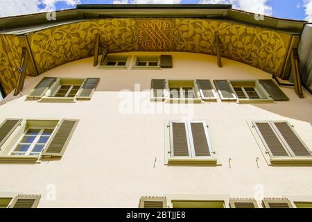 Buntes Gebäude bei Pelzgasse 1. Altstadt Aarau ist die Stadt der schön dekorierten Dachdecken, Kanton Aargau, Schweiz. Stockfoto