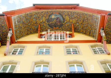 Buntes Gebäude an der Kronengasse 8. Altstadt Aarau ist die Stadt der schön dekorierten Dachdecken, Kanton Aargau, Schweiz. Stockfoto