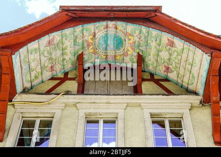 Buntes Gebäude bei Kronengasse 7. Altstadt Aarau ist die Stadt der schön dekorierten Dachdecken, Kanton Aargau, Schweiz. Stockfoto