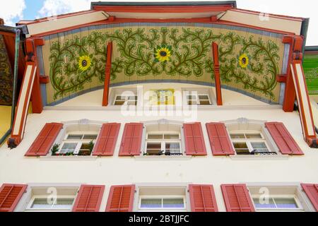 Buntes Gebäude bei Kronengasse 6. Altstadt Aarau ist die Stadt der schön dekorierten Dachdecken, Kanton Aargau, Schweiz. Stockfoto