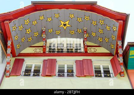 Buntes Gebäude an der Kronengasse 3. Altstadt Aarau ist die Stadt der schön dekorierten Dachdecken, Kanton Aargau, Schweiz. Stockfoto