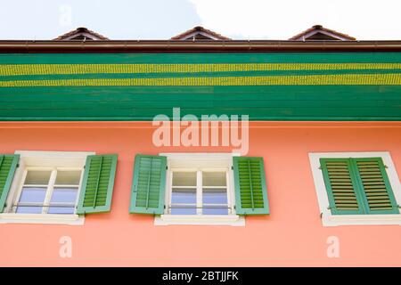 Buntes Gebäude bei Kronengasse 5. Altstadt Aarau ist die Stadt der schön dekorierten Dachdecken, Kanton Aargau, Schweiz. Stockfoto