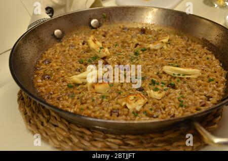 Paella ist ein spanisches Reisgericht, das ursprünglich aus Valencia stammt. Paella ist eines der bekanntesten Gerichte der spanischen Küche. Stockfoto