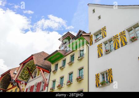 Farbenfrohe Gebäude von Kronegasse. Altstadt Aarau ist die Stadt der schön dekorierten Dachdecken, Kanton Aargau, Schweiz. Stockfoto