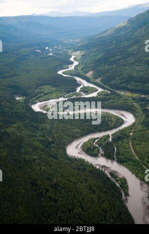 Eine Luftaufnahme des Upper Stikine River und des borealen Waldes, nahe dem Spatsizi Plateau Wilderness Provincial Park im Norden von British Columbia, Kanada. Stockfoto