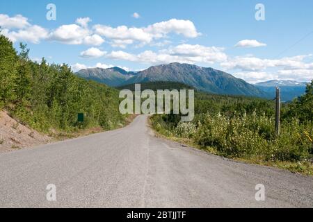 Der malerische Stewart-Cassiar Highway #37, die nördlichste Straße, die durch den borealen Wald führt, im Norden von British Columbia, Kanada Stockfoto