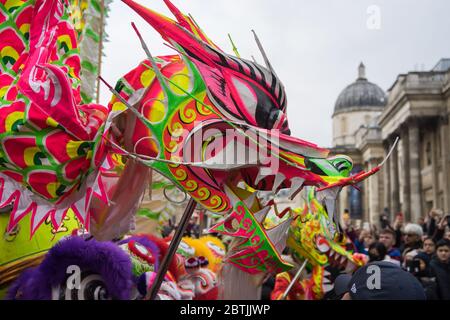 Der Kopf des hellen chinesischen Drachen macht sich durch die Menge. Parade Zur Chinesischen Neujahrsfeier. London Stockfoto