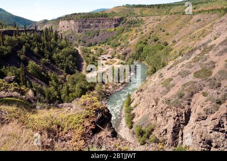 Die steilen Hänge des Grand Canyon des Stikine River in den Spectrum Mountains, in der Nähe von Telegraph Creek im Norden von British Columbia, Kanada. Stockfoto