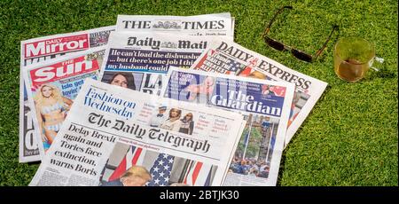 Stapel von englischen Zeitungen aus dem Vereinigten Königreich Stockfoto