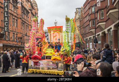 Große Schwimmer von Percussion-Spieler gehen eine Straße voller Menschen beobachten und fotografieren. Parade Zur Chinesischen Neujahrsfeier. London Stockfoto