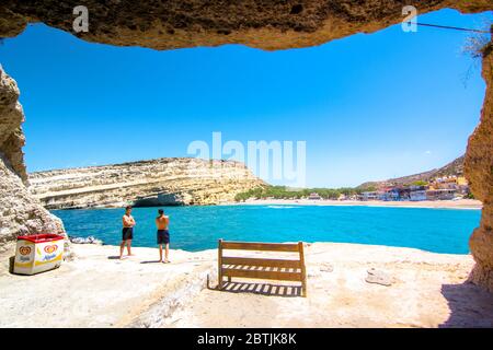 Matala-Strand mit Höhlen auf den Felsen, die als römische Friedhof verwendet wurden und auf das Jahrzehnt der 70er Jahre waren lebenden Hippies aus aller Welt, Crete, Stockfoto