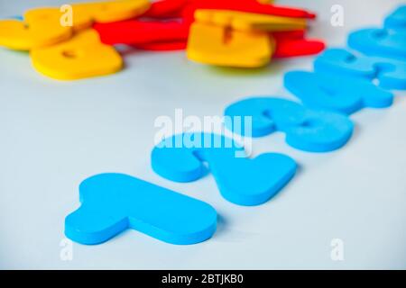 Pädagogische bunte Zahlen Zahlen. Unterweisung von Kindernummern. Zahlen in einer Reihe Stockfoto