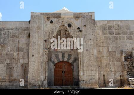 Susuz Caravanserai liegt in der Stadt Burdur in der Türkei. Susuz Caravanserai Anatolische Seldschuk-Periode, wurde im 13. Jahrhundert erbaut. Stockfoto