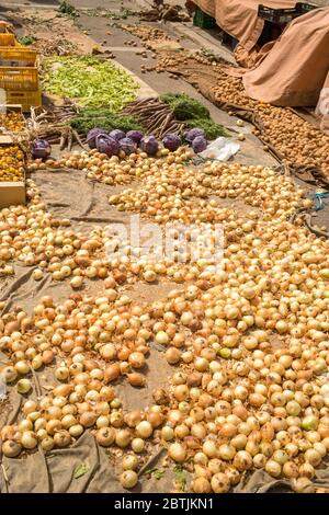 Zwiebeln zum Verkauf auf einem Markt in Inca, Mallorca Stockfoto