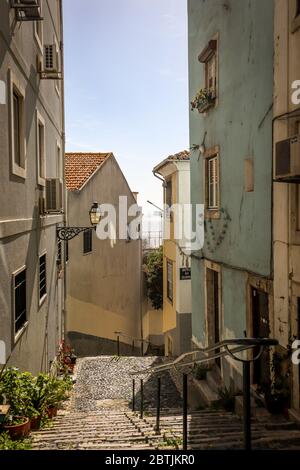 Lissabon ist Geschichte und Zeitgenossenschaft, alt und neu, hell und dunkel, Realität und Magie. Stockfoto