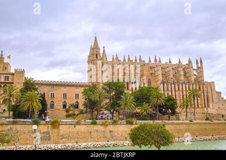 Kathedrale und Palast La Almudaina in Palma de Mallorca, Spanien Stockfoto