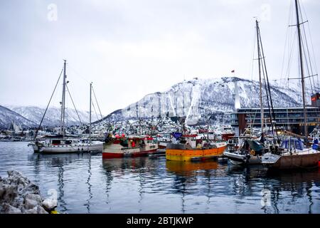 Boote im Hafen auf dem Eisenkreis, Tromso Stockfoto