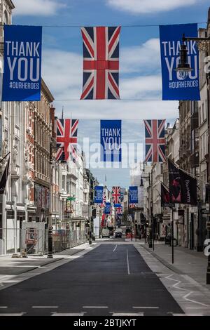 Mit Danksagung #OURHEROES-Bannern auf einer berühmten Straße in London während der Gesundheitskrise im Vereinigten Königreich. Stockfoto