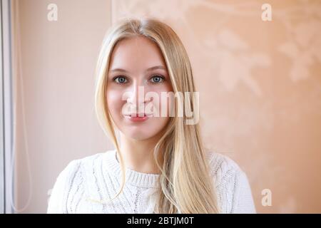 Fröhliche Frau mit natürlichen Make-up Stockfoto