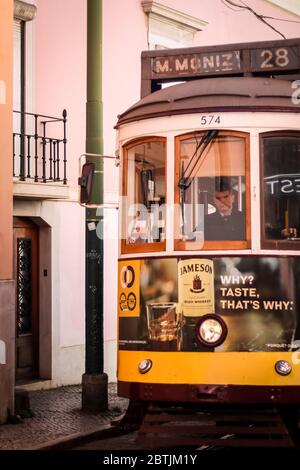 Lissabon ist Geschichte und Zeitgenossenschaft, alt und neu, hell und dunkel, Realität und Magie. Stockfoto