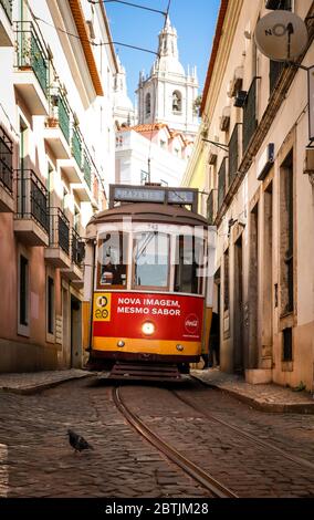 Lissabon ist Geschichte und Zeitgenossenschaft, alt und neu, hell und dunkel, Realität und Magie. Stockfoto