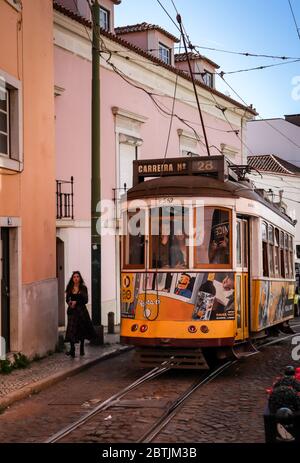 Lissabon ist Geschichte und Zeitgenossenschaft, alt und neu, hell und dunkel, Realität und Magie. Stockfoto