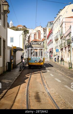 Lissabon ist Geschichte und Zeitgenossenschaft, alt und neu, hell und dunkel, Realität und Magie. Stockfoto