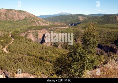 Die steilen Hänge des Grand Canyon des Stikine River in den Spectrum Mountains, in der Nähe von Telegraph Creek im Norden von British Columbia, Kanada. Stockfoto