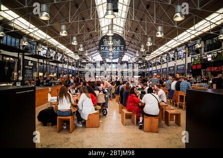 Lissabon ist Geschichte und Zeitgenossenschaft, alt und neu, hell und dunkel, Realität und Magie. Stockfoto