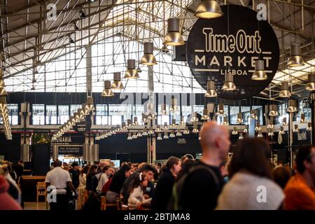 Lissabon ist Geschichte und Zeitgenossenschaft, alt und neu, hell und dunkel, Realität und Magie. Stockfoto