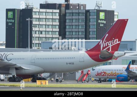 Glasgow, Schottland, Großbritannien. Mai 2020. Im Bild: Am Flughafen Glasgow eine Sammlung von Reiseunternehmen und Fluggesellschaften wie Virgin Atlantic und Jet2 Holidays Flugzeuge gesehen auf dem Asphalt aufgrund der Coronavirus (COVID19) Krise geerdet, die massiven finanziellen Druck auf die globale Luftfahrtindustrie, wo viele Betreiber haben Pleite gelegt hat, Oder Personalbesetzung reduzieren, um zu überleben. Quelle: Colin Fisher/Alamy Live News Stockfoto