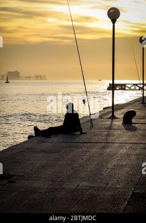Lissabon ist Geschichte und Zeitgenossenschaft, alt und neu, hell und dunkel, Realität und Magie. Stockfoto