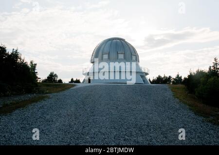 Das astronomische Observatorium Mont Megantic im Dunklen Himmel im Nationalpark Mont Megantic, Appalachia, Östliche Städte, Quebec, Kanada. Stockfoto